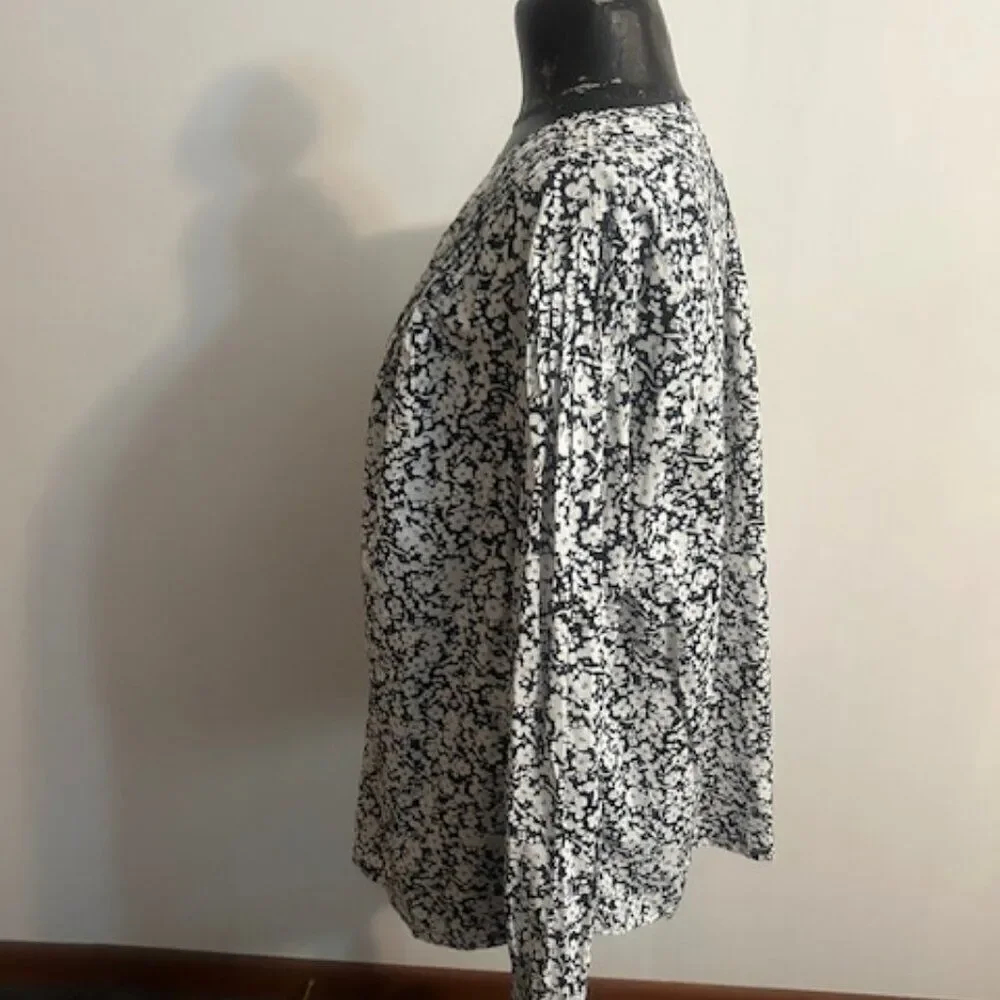 Lane Bryant Cotton Black/White Floral split neck 1/2 button blouse, size 14